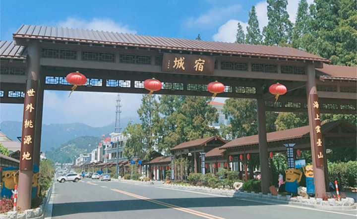 连云港宿城旅游风景区附近有住宿和用餐的地方吗？